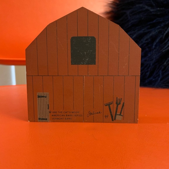Signed Cats Meow Village - American Barn Series - Picture 2 of 2